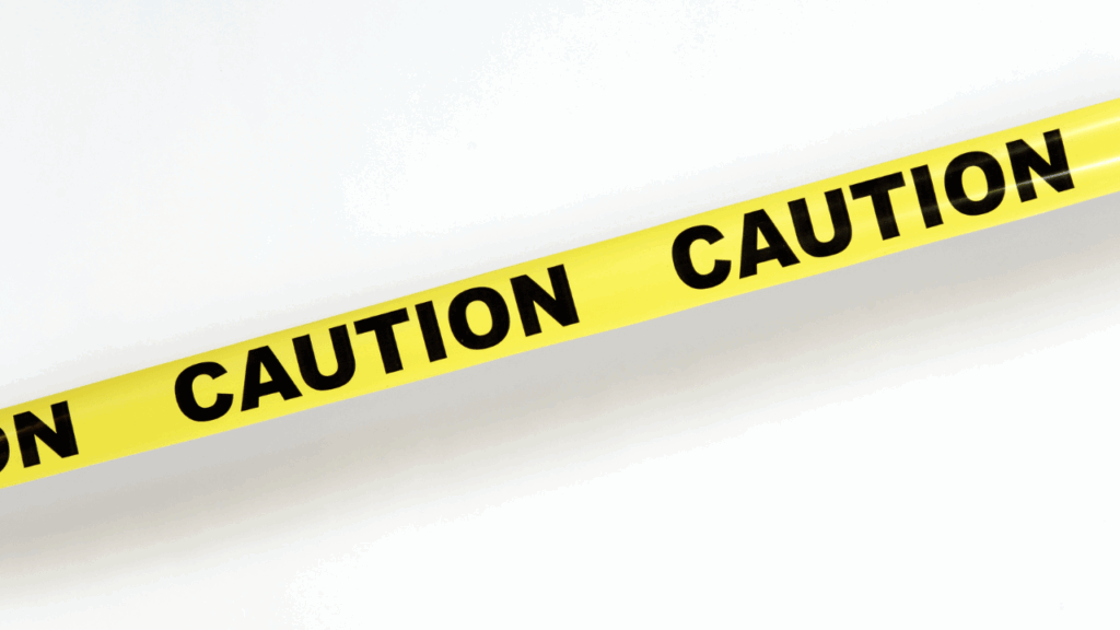 cautionと書かれたテープ