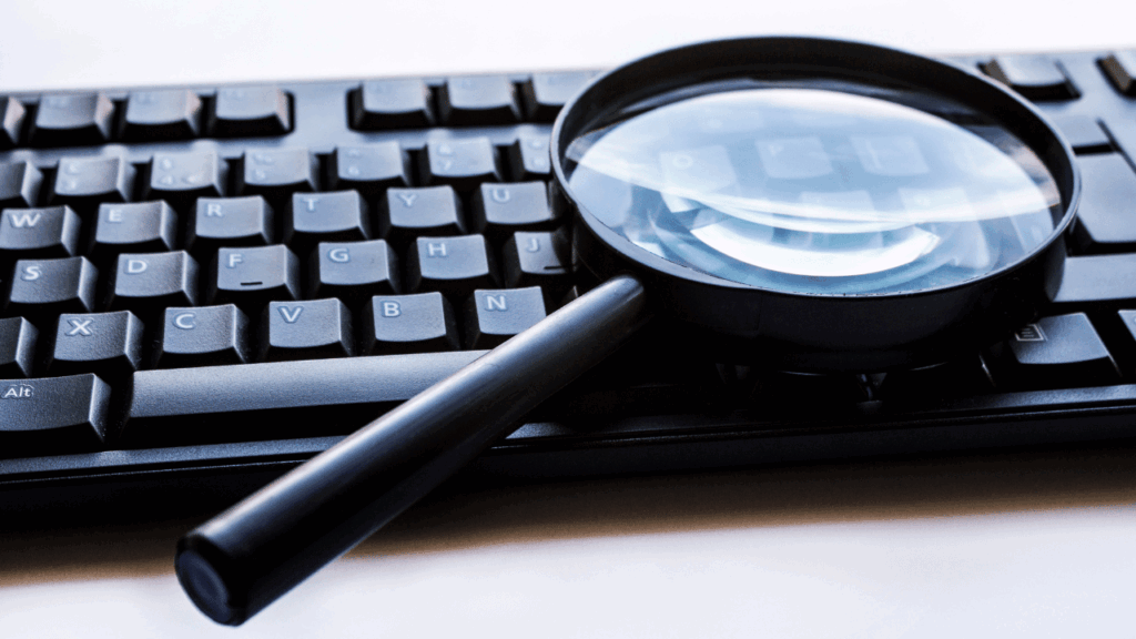 虫眼鏡とキーボード