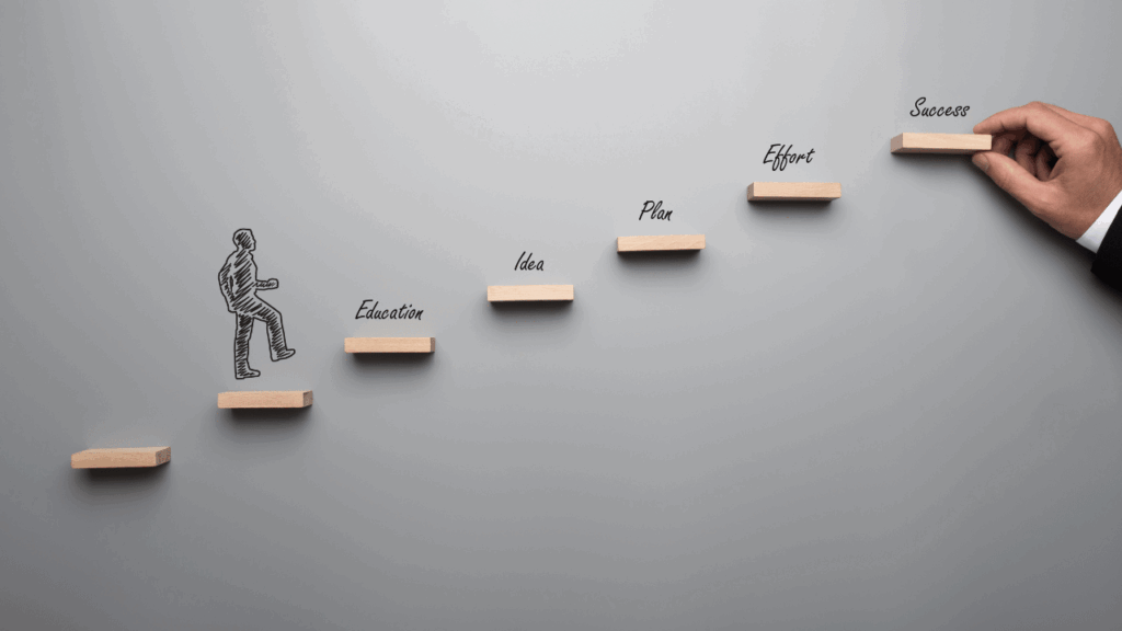 人が木のブロックを登ってる