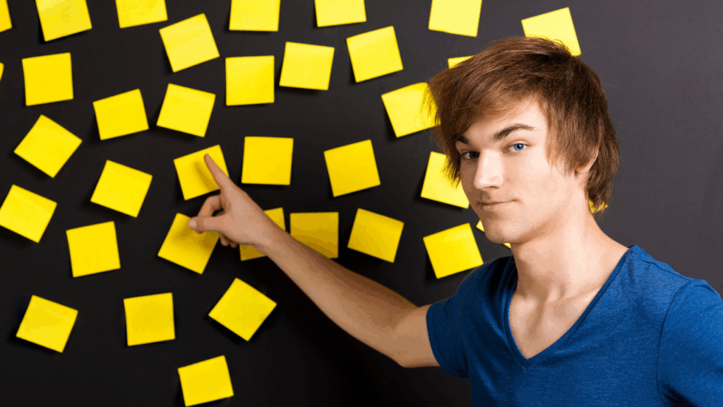 付箋に指をさす男性