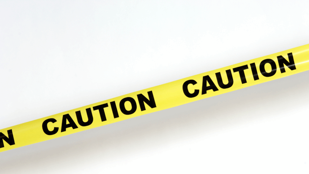 CAUTIONと書かれた黄色いテープ