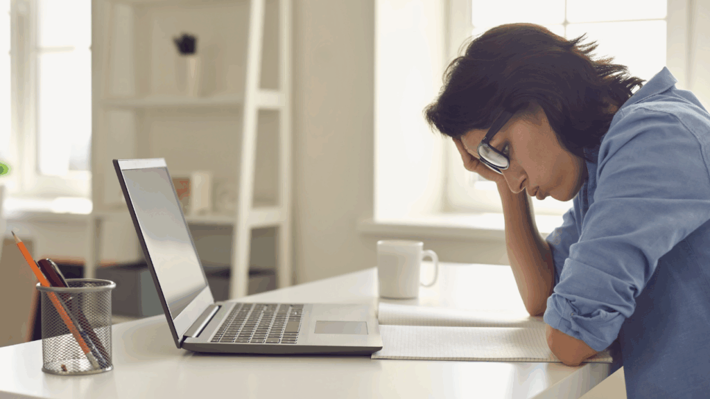 頭を抱える女性