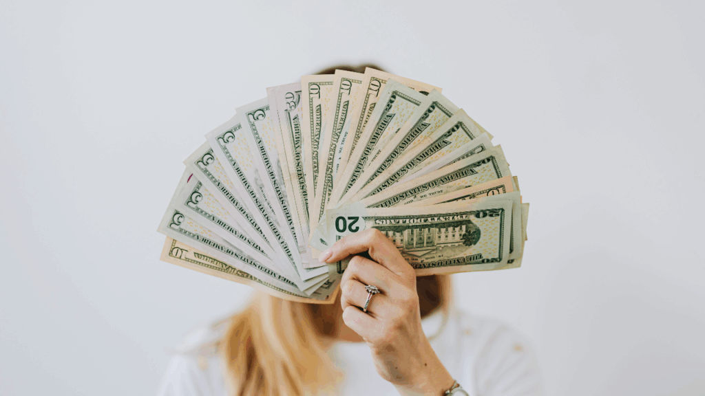 お金を持つ女性