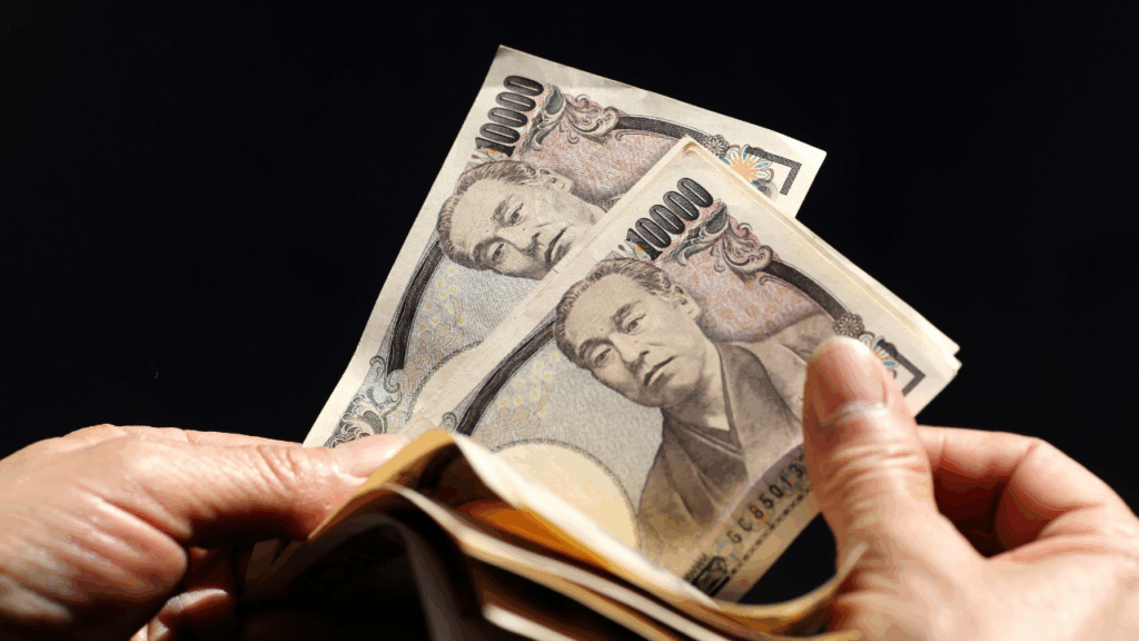 お札を数える様子