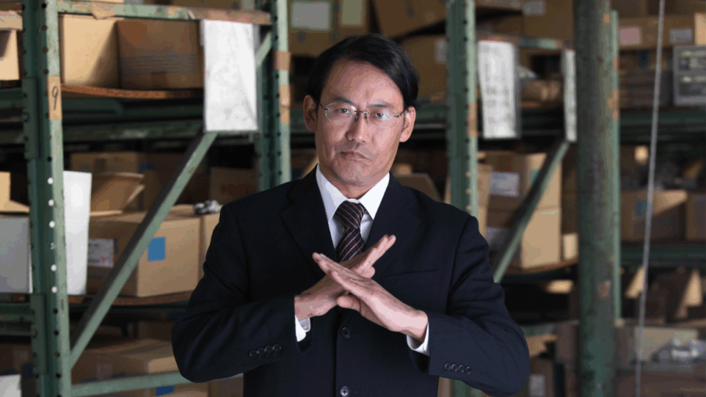 手をクロスさせる男性