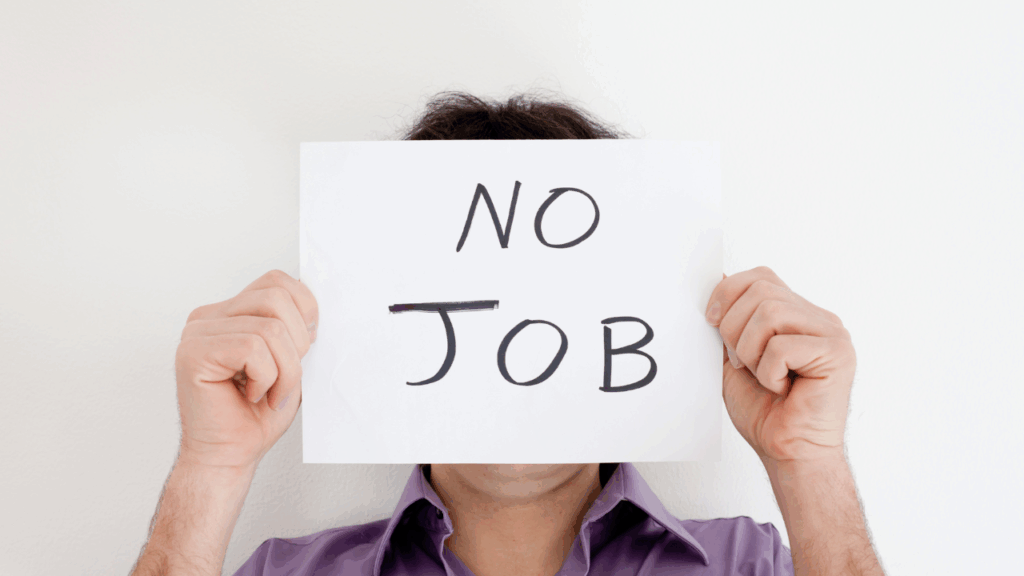 NO JOBという札を持った人