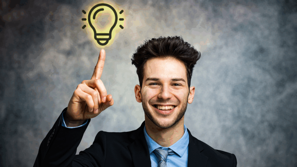 嬉しそうに電球マークを指差す男性