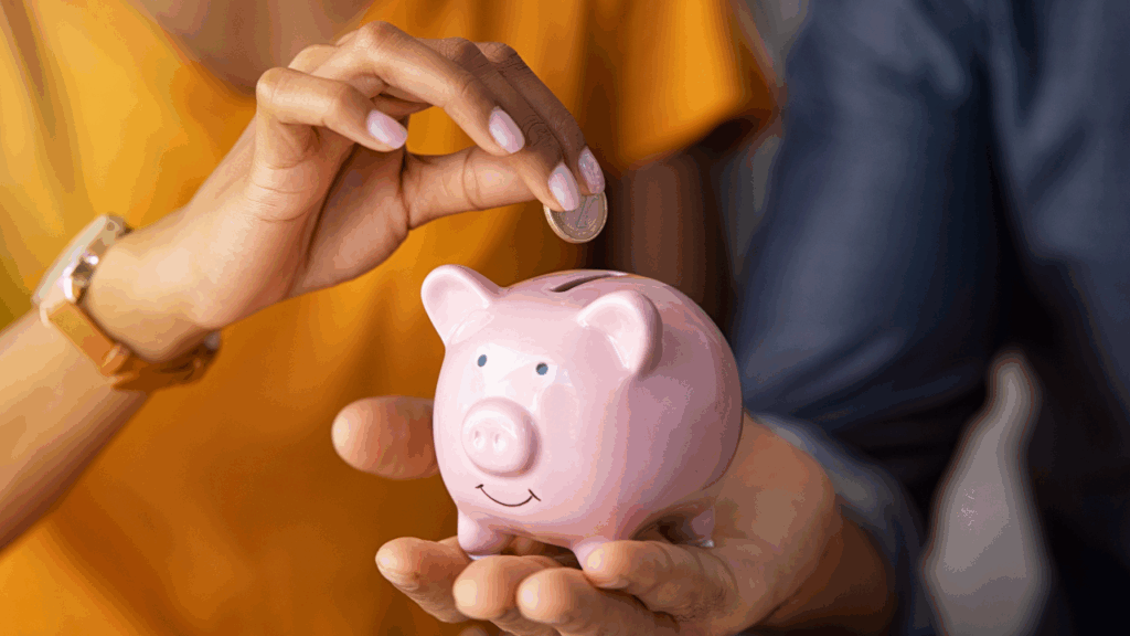 貯金箱にコインを入れる人