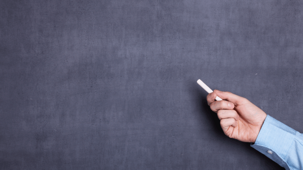 黒板とチョークを持つ手