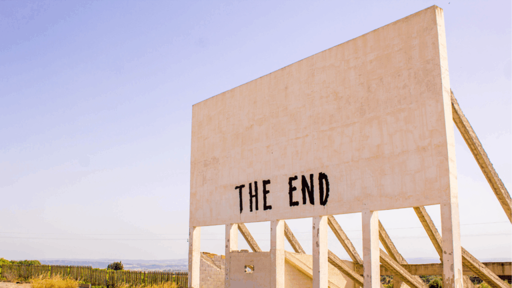 THE ENDと書かれた木製の看板